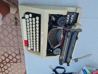 Máquina de escribir Olivetti Lettera 42 con tapa
