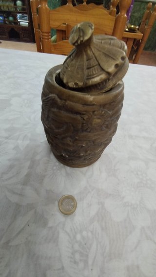 Urna India artesanal labrada geométrica