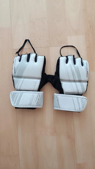 Saco boxeo OUTSHOCK y guantes incluidos