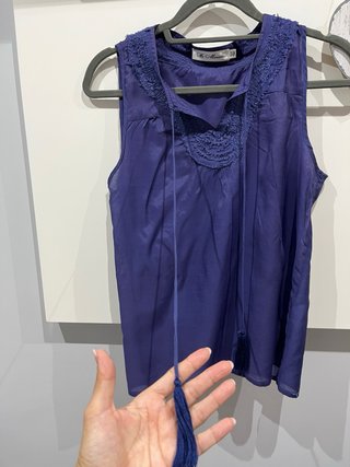 Bonita blusa sin mangas en color azul. Solo envío