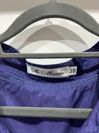 Bonita blusa sin mangas en color azul. Solo envío