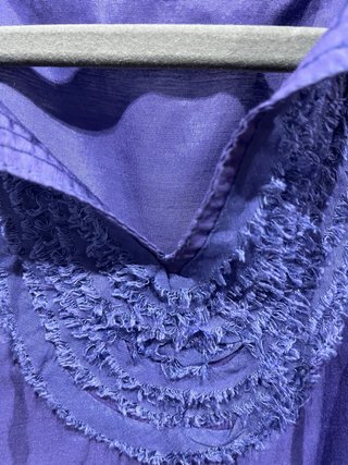 Bonita blusa sin mangas en color azul. Solo envío
