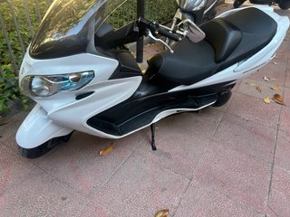 Suzuki Burgman blanca con ABS rueda trasera nueva