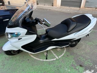 Suzuki Burgman blanca con ABS rueda trasera nueva