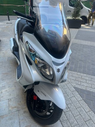 Suzuki Burgman blanca con ABS rueda trasera nueva