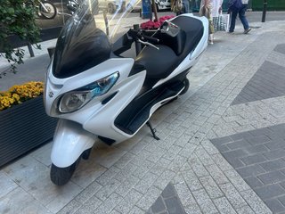 Suzuki Burgman blanca con ABS rueda trasera nueva