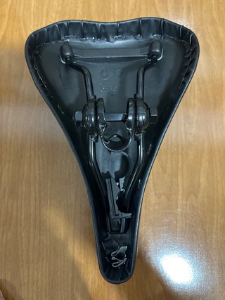 Sillín de bicicleta negro