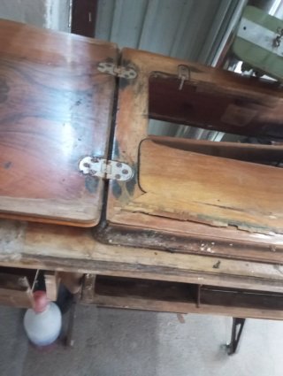 Mesa de máquina de coser antigua