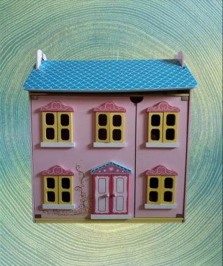 Casa de muñecas de madera rosa