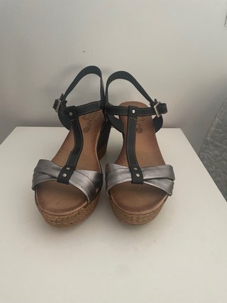 Sandalias de cuña negras y plateadas