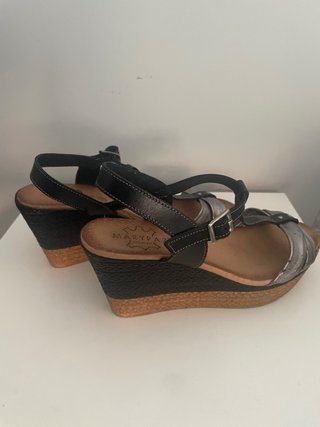Sandalias de cuña negras y plateadas