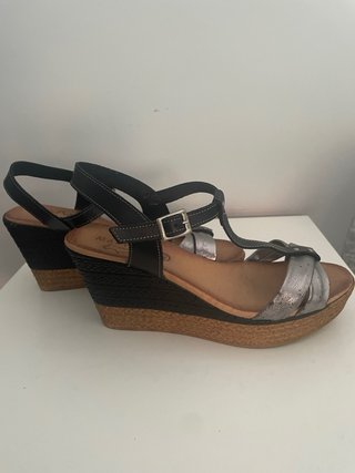 Sandalias de cuña negras y plateadas