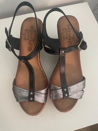 Sandalias de cuña negras y plateadas