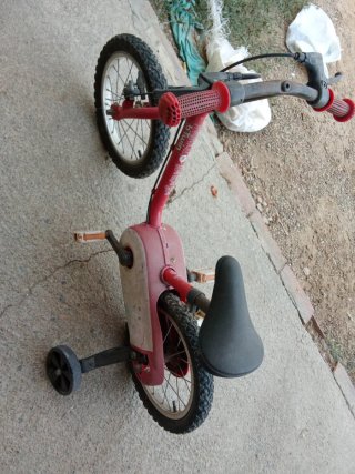 Bicicleta infantil roja
