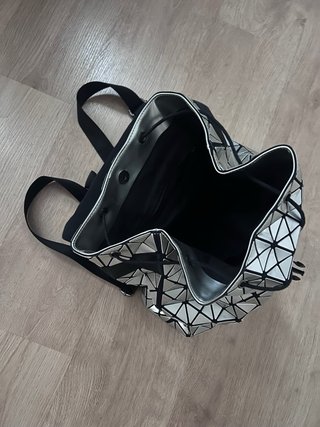 Mochila plateada geométrica