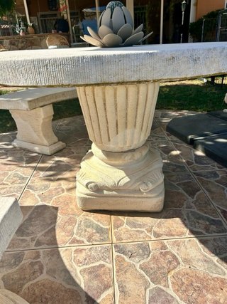 Tavolo da giardino con panchine curve abbinate