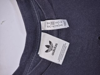 T-shirt Adidas grigia con logo 3D