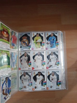 Álbum Adrenalyn 2024-2025 con cartas