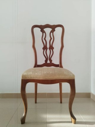 Mesa comedor ovalada y 6 sillas.