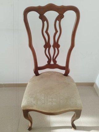 Mesa comedor ovalada y 6 sillas.