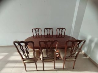 Mesa comedor ovalada y 6 sillas.