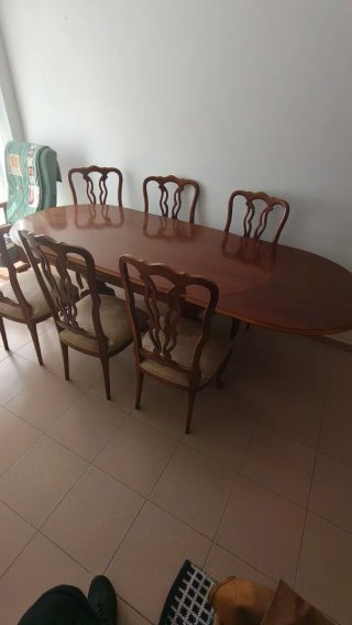 Mesa comedor ovalada y 6 sillas.