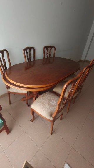 Mesa comedor ovalada y 6 sillas.