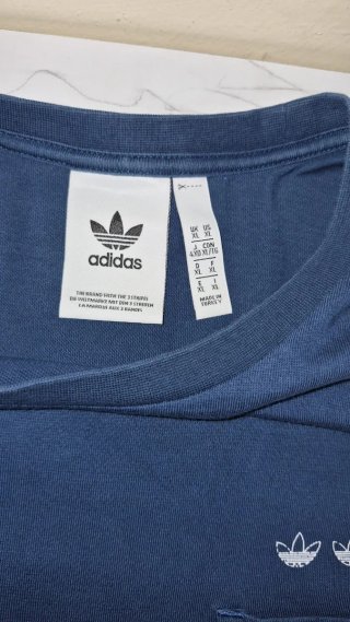 T-shirt Adidas blu con taschino