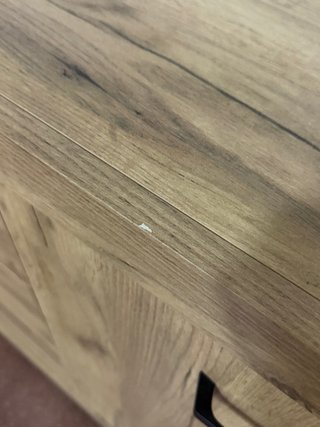Cómoda de madera con cajones y puertas