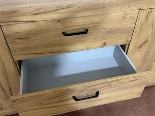 Cómoda de madera con cajones y puertas