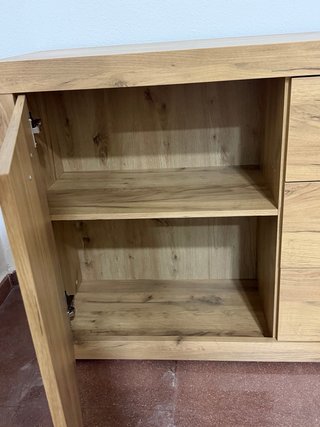 Cómoda de madera con cajones y puertas