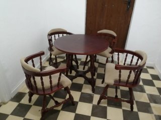 Mesa redonda y 4 sillas de madera