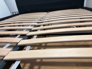 Cama tapizada negra Ikea
