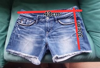 Calções de ganga azuis com tachas
