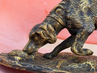 Perro de caza de bronce