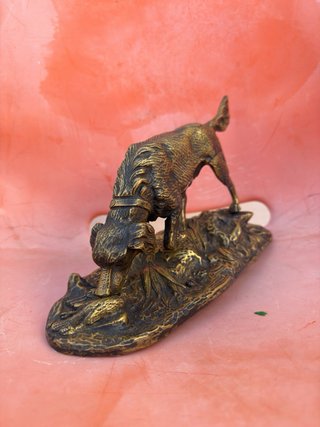 Perro de caza de bronce