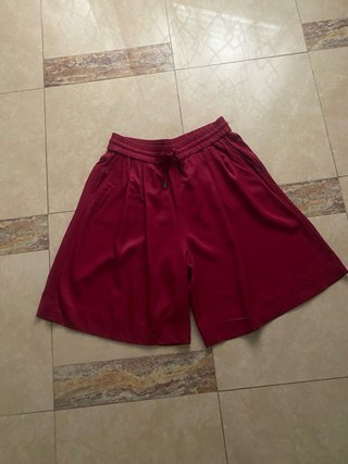 Falda pantalón granate en plena moda