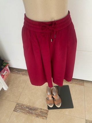 Falda pantalón granate en plena moda
