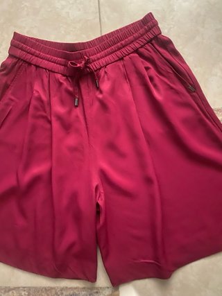 Falda pantalón granate en plena moda