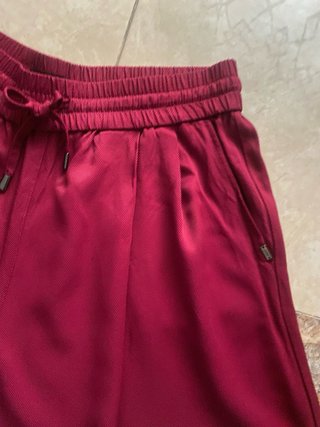 Falda pantalón granate en plena moda