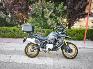 Voge 900 DSX Negra y Dorada