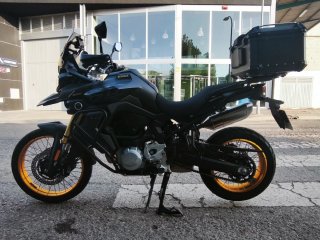 Voge 900 DSX Negra y Dorada