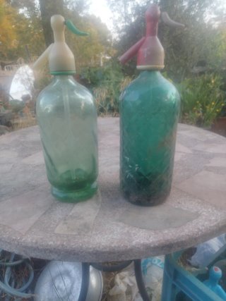 Sifones antiguos de vidrio y plástico. 1 euro sifo