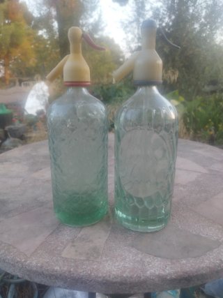 Sifones antiguos de vidrio y plástico. 1 euro sifo