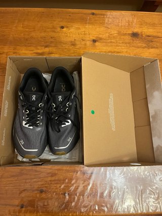 Zapatillas On Running Mujer Negras y Doradas