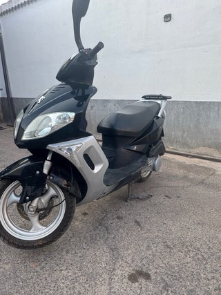Scooter Peugeot Negro y Plateado