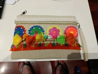 Bolso de mano multicolor con flecos