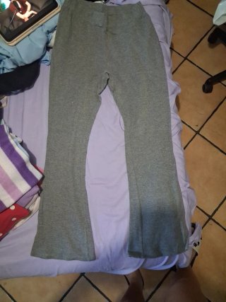 Pantalones grises acampanados