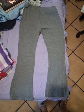 Pantalones grises acampanados