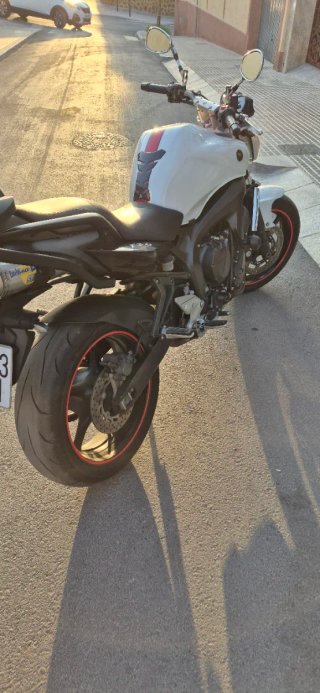 Yamaha FZ6 Naked Blanca y Negra
